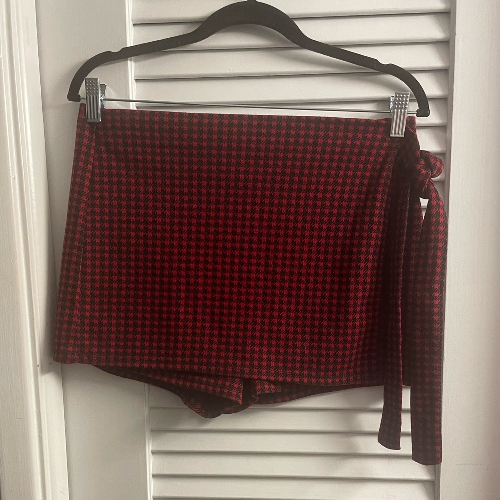 Haute Monde Like New Size L Houndstooth Faux Wrap Front Skirt that’s a Skort - Picture 1 of 7